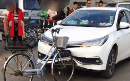 Xe đạp Trung Quốc đâm móp đầu ô tô Nhật nhưng không hề hấn gì