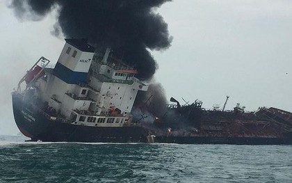 Tàu Việt Nam bốc cháy trên biển Hong Kong