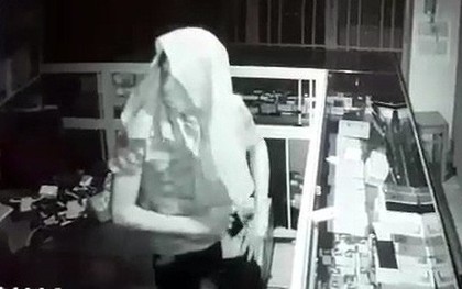 Video: Tên trộm trùm kín mít, đột nhập tiệm điện thoại