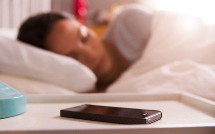 2019 rồi, thật sự có nên để điện thoại gần mình khi ngủ không?