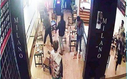 Nhóm thanh niên bị chém dã man trong quán cà phê