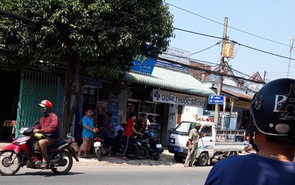 Người đàn ông ngồi chết trên ghế đá trước cửa tiệm thuốc ngày cận Tết