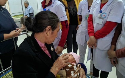 Bé gái còn nguyên dây rốn bị bỏ rơi sau hành lang bệnh viện