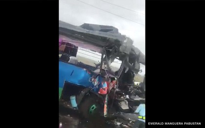 Xe khách tông xe tải trên cao tốc làm 34 người thương vong