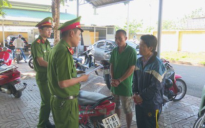 Ném ớt bột vào mặt người chạy xe ôm để cướp kiếm tiền tiêu Tết
