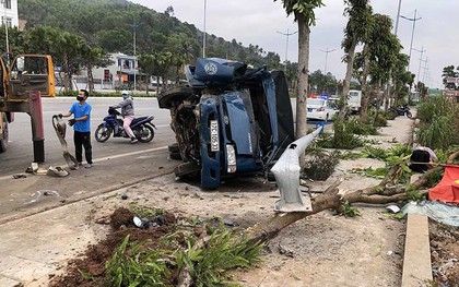 Xe tải húc văng xe máy, lật nhào rồi kéo lê chục mét sáng 30 Tết