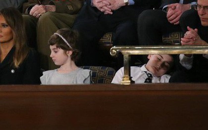 Cậu bé Trump ngủ gật khi nghe đọc Thông điệp Liên bang
