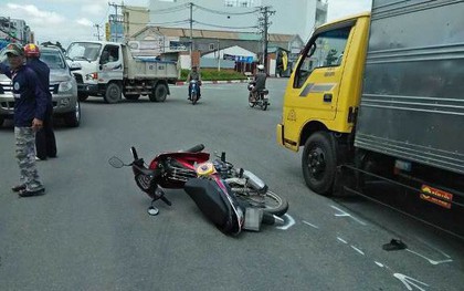 3 thanh niên trên một chiếc xe máy tử vong sau pha va chạm với xe tải