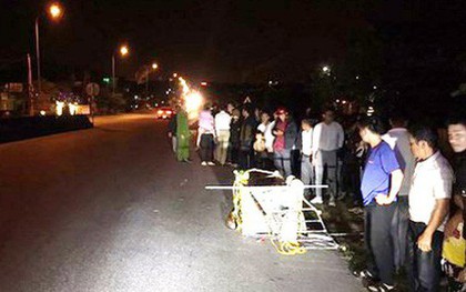 Xế hộp tông vào đám rước kiệu, 4 người thương vong