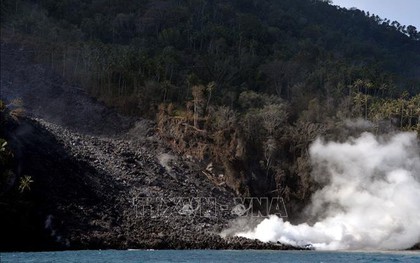 Núi lửa Karangetang phun trào, Indonesia sơ tán trên 1.000 người dân