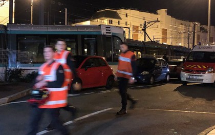 Hai tàu điện đâm nhau ở ngoại ô Paris, 12 người bị thương