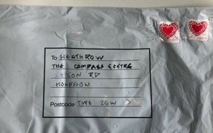 Cảnh sát Anh điều tra bưu kiện chứa thiết bị nổ gửi đến trường đại học