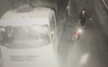 5 thanh niên cầm hung khí cố tình chặn xe ô tô trong hầm đường bộ