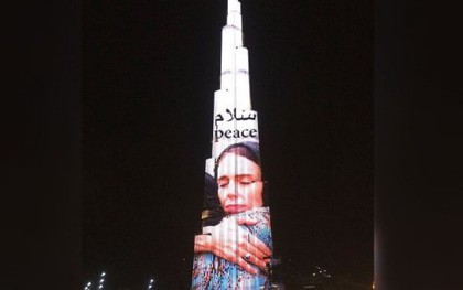 Cái ôm nổi tiếng của nữ Thủ tướng New Zealand xuất hiện trên tòa nhà cao nhất thế giới