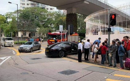 Xe Tesla hóa sao xẹt sau khi va chạm với Mercedes-Benz rồi tông trúng 3 người ở Hồng Kông