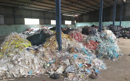 Choáng váng khi hàng chục tấn rác thải công nghiệp bị đổ trộm vào nhà
