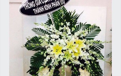 Đặt vòng hoa viếng đám ma trên mạng, khách sốc tận óc khi nhận được vòng hoa hồng như cổng cưới