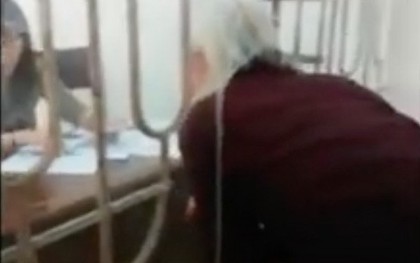 Nam Định nói gì về clip "dân chui qua lỗ làm việc với cán bộ"?