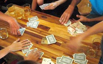Đi bắt đánh bạc, phó công an xã nhận tiền con bạc