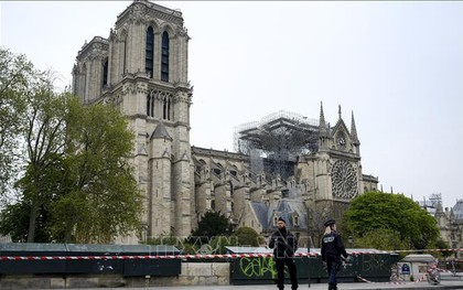 Dựng tạm một gian thánh đường ở sân trước Nhà thờ Đức Bà Paris vừa bị cháy