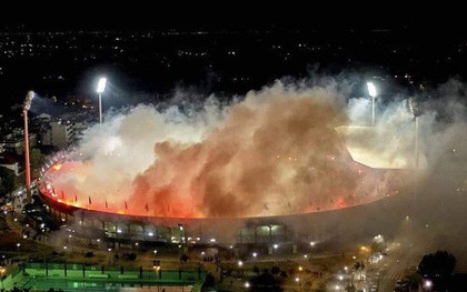 CĐV đội bóng Hy Lạp đốt hàng nghìn quả pháo sáng, biến sân nhà thành biển lửa để ăn mừng cúp vô địch sau 34 năm chờ đợi