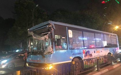 Hà Nội: Xe bus đâm sập rào chắn cầu vượt, giao thông ùn tắc nghiêm trọng