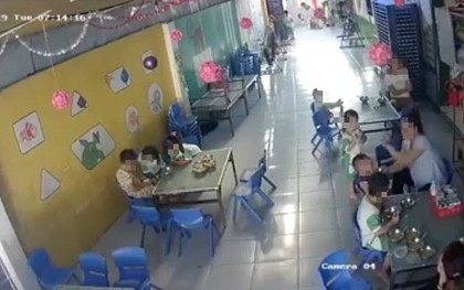 Long An: Cô giáo mầm non đút cơm tới tấp, bé trai nuốt không kịp liền bị gõ liên tiếp vào đầu, tát vào mặt