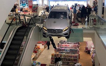 Ô tô lao vào trung tâm mua sắm Hamburg, Đức
