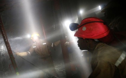 1.800 công nhân mắc kẹt trong mỏ bạch kim ở Nam Phi