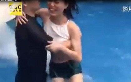 Những pha nhân viên cứu hộ "vô tình chạm ngực" khi chị em đi chơi công viên nước, xem lại mới thấy thật ngại ngùng