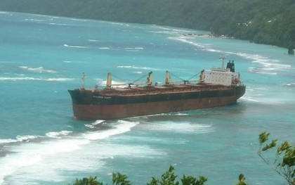 Giải cứu tàu mắc cạn hơn 3 tháng gần đảo san hô lớn nhất thế giới