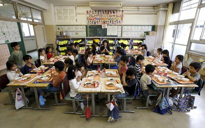 "Lác mắt" với bữa ăn trưa tiêu chuẩn tại trường của trẻ em trên thế giới, phụ huynh Việt trông thấy đều: Ước gì!