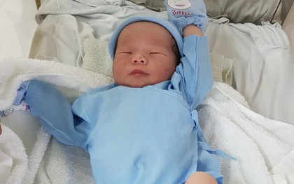 Bé trai bụ bẫm bị bỏ rơi được người dân phát hiện vào lúc sáng sớm