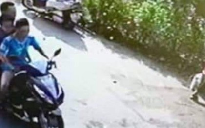 Công an truy tìm xe máy "kẹp 3" gây tai nạn nghiêm trọng rồi bỏ trốn