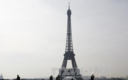 Tháp Eiffel đóng cửa do một đối tượng tìm cách trèo lên