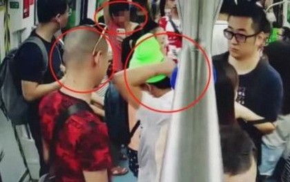 3 thanh niên xộ khám vì làm video prank bằng cách hét lên "CÓ MÌN!" trong tàu điện ngầm