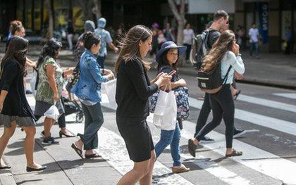 New York, Mỹ đề xuất cấm hành vi vừa đi bộ vừa nhắn tin