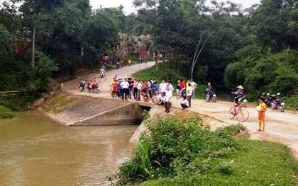 Lao xe xuống suối rồi bò lên bờ về nhà ngủ, bỏ quên bạn tử vong