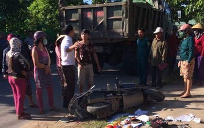 Mẹ tử vong, 2 con bị thương nặng sau va chạm xe máy với xe tải