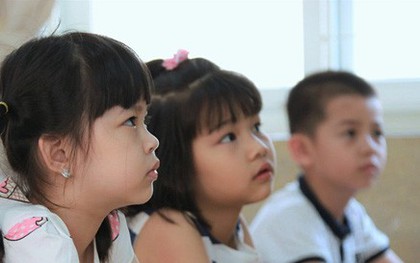 Phụ huynh nháo nhác tìm lớp, chi tiền triệu cho con ôn vào... lớp 1
