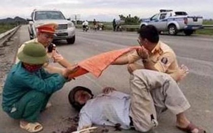 Hà Tĩnh: Thiếu tá CSGT nói về bức ảnh "đội nắng cứu người" gây sốt cộng đồng mạng