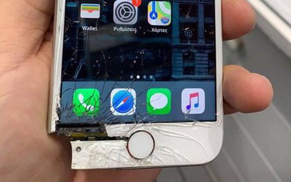 iPhone rơi vỡ tan tành đến nỗi mất hẳn một góc nhưng vẫn chạy bình thường