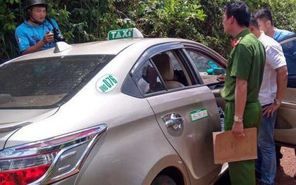 Bị cướp kề dao vào cổ, tài xế taxi đạp cửa chạy thoát thân