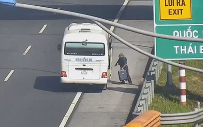Tài xế xe khách nhận "trái đắng" khi ngang nhiên trả khách trên cao tốc Hà Nội - Hải Phòng