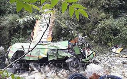 Xe buýt lao xuống vực sâu 150m, ít nhất 31 người thiệt mạng