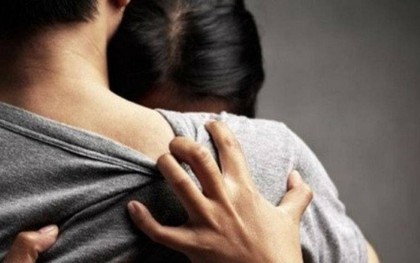 Trung tá công an ở Trà Vinh bị giáng chức vì... "tòm tem" với vợ người khác