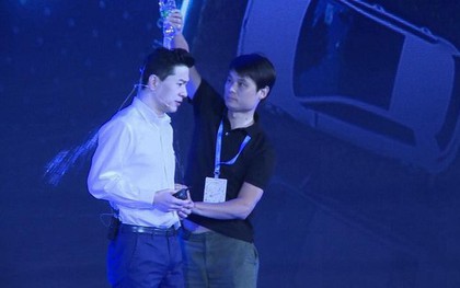 CEO của "Google Trung Quốc" bị đổ cả chai nước lên đầu ngay trên sân khấu sự kiện