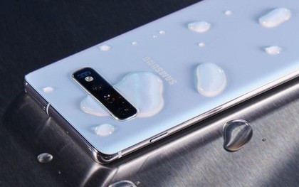 Samsung bị tố quảng cáo sai sự thật về khả năng chống nước trên các mẫu từ Galaxy S6 đến nay