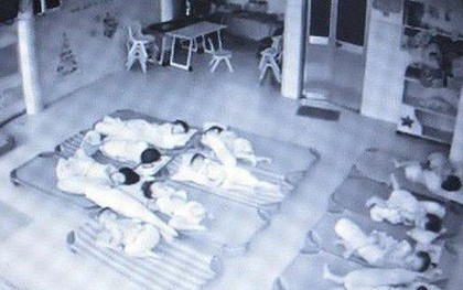Phát hiện mũi con có máu khô, người mẹ xem camera thấy con bị cô tát rồi trùm chăn lên đầu