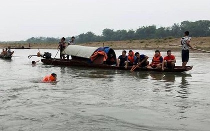 Đi thả lưới sau bão, 2 bố con được phát hiện tử vong dưới sông